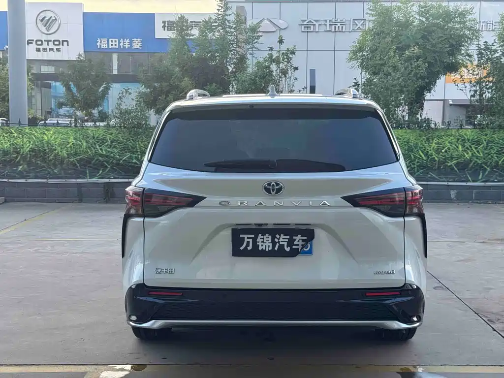 Toyota Granvia — миниатюра 3