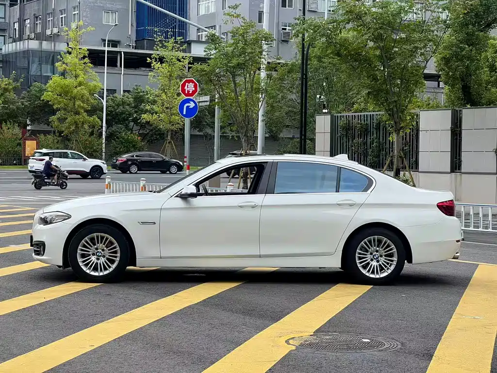BMW 5 Series — миниатюра 7