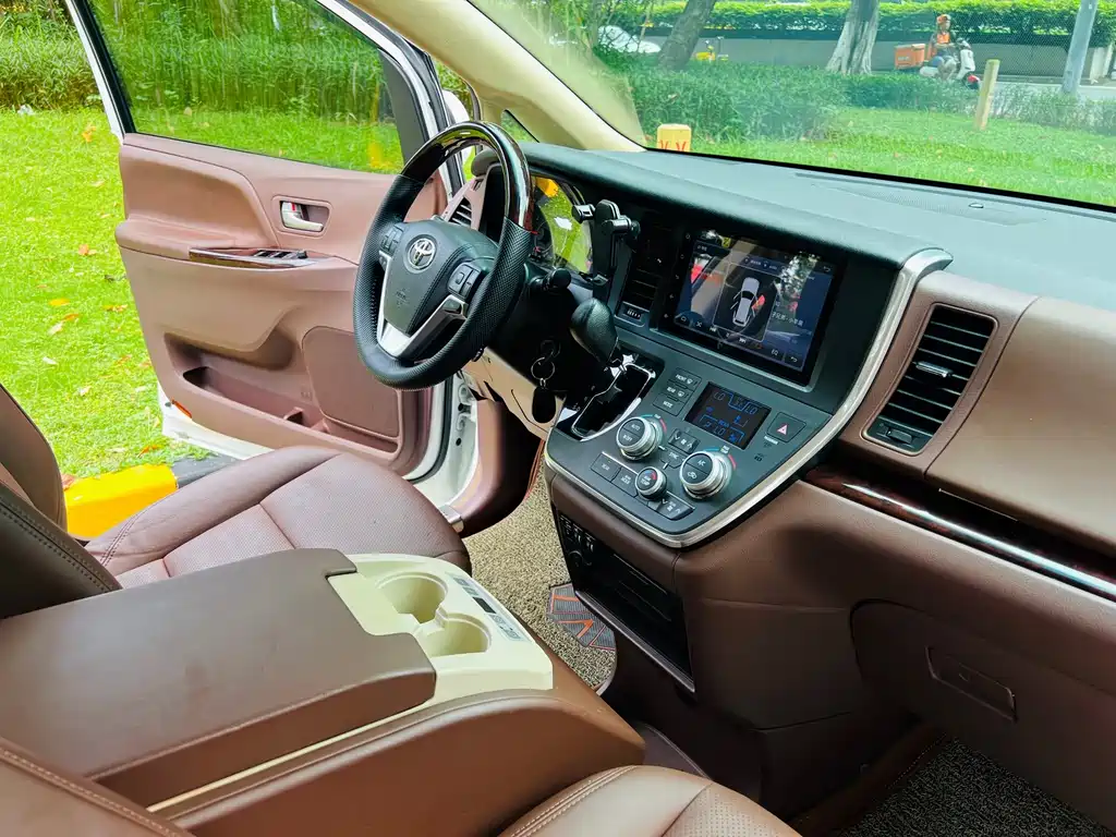 Toyota Sienna — миниатюра 13