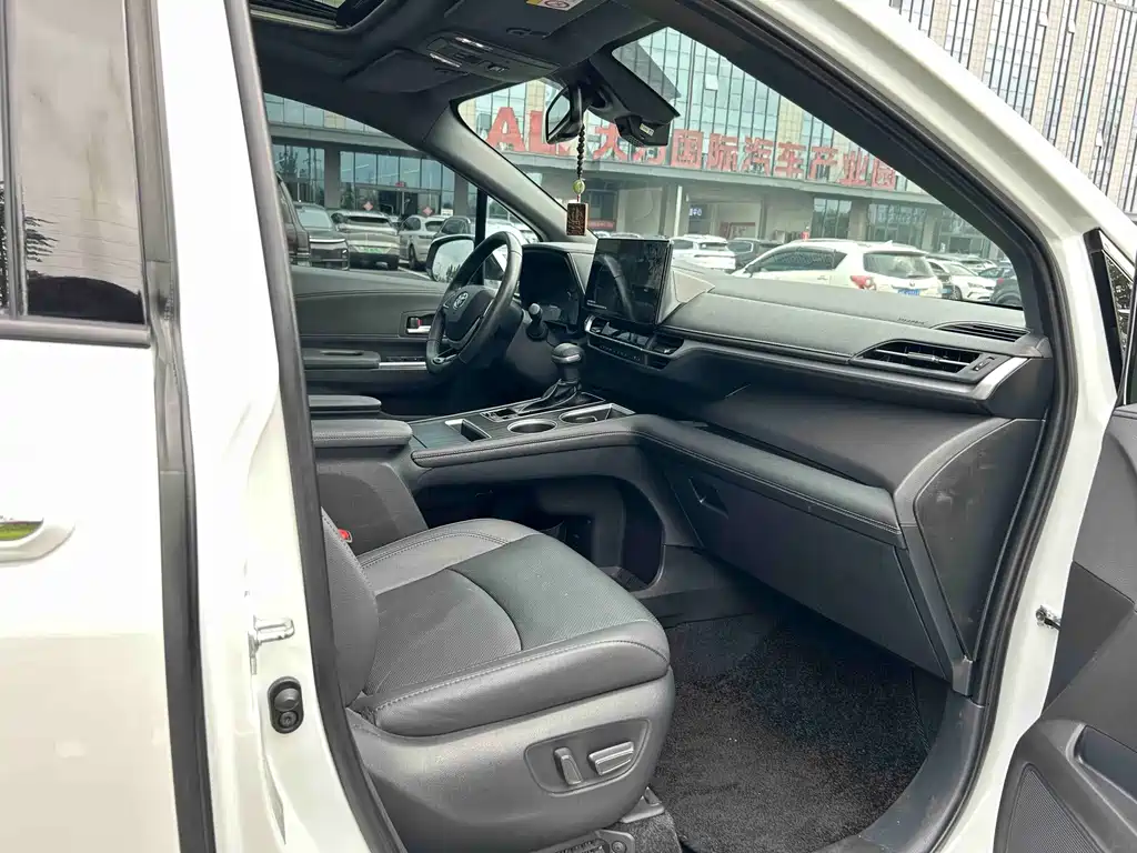 Toyota Sienna — миниатюра 7