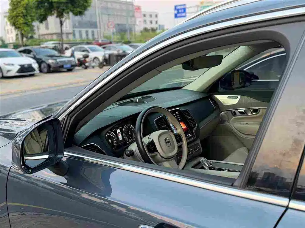 Volvo XC90 — миниатюра 9