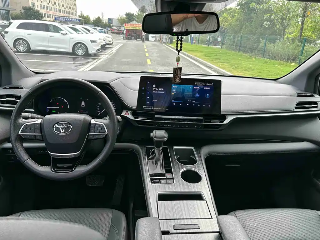 Toyota Sienna — миниатюра 6