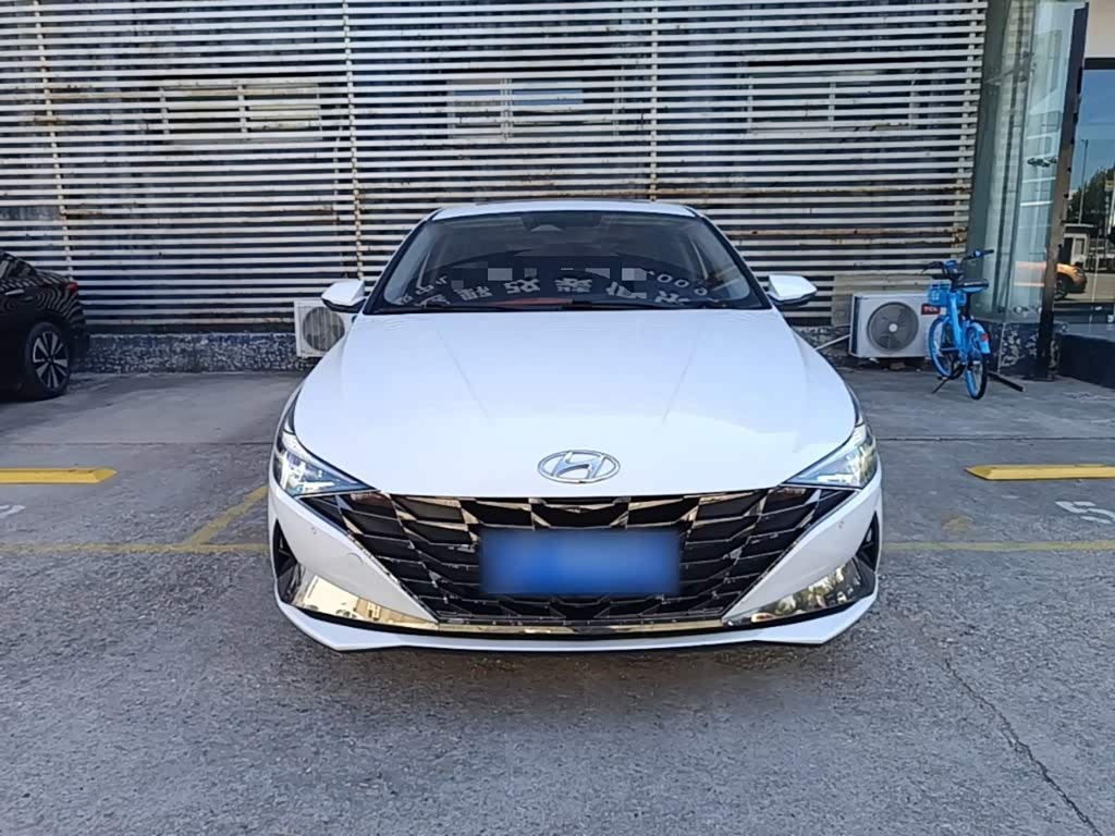Hyundai Elantra 1.5 л 2022 г. Белый, пробег 33900 км