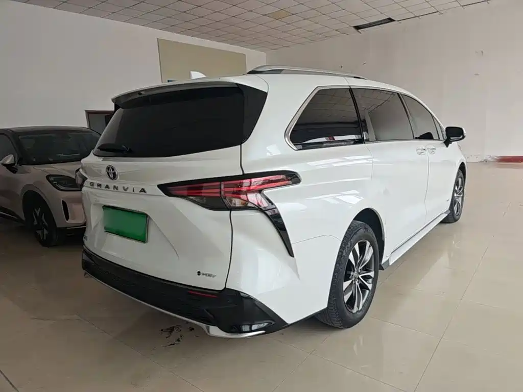 Toyota Granvia — миниатюра 7