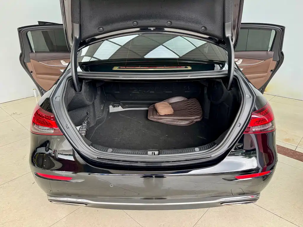 Mercedes-Benz E-Class — миниатюра 23