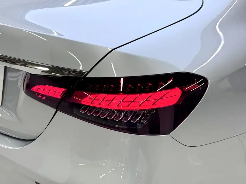 Mercedes-Benz E-Class — миниатюра 7