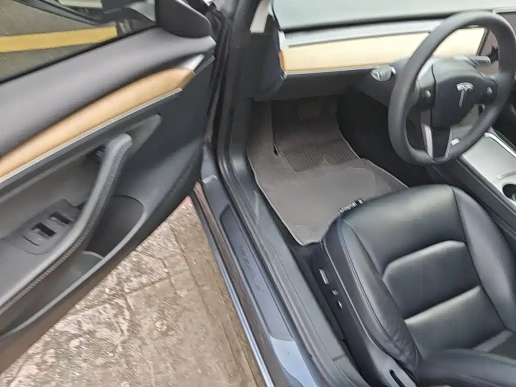 Tesla Model 3 — миниатюра 16