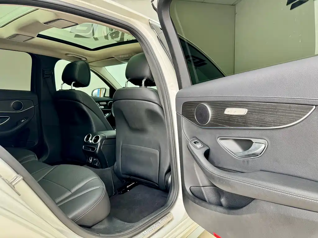 Mercedes-Benz C-Class — миниатюра 11