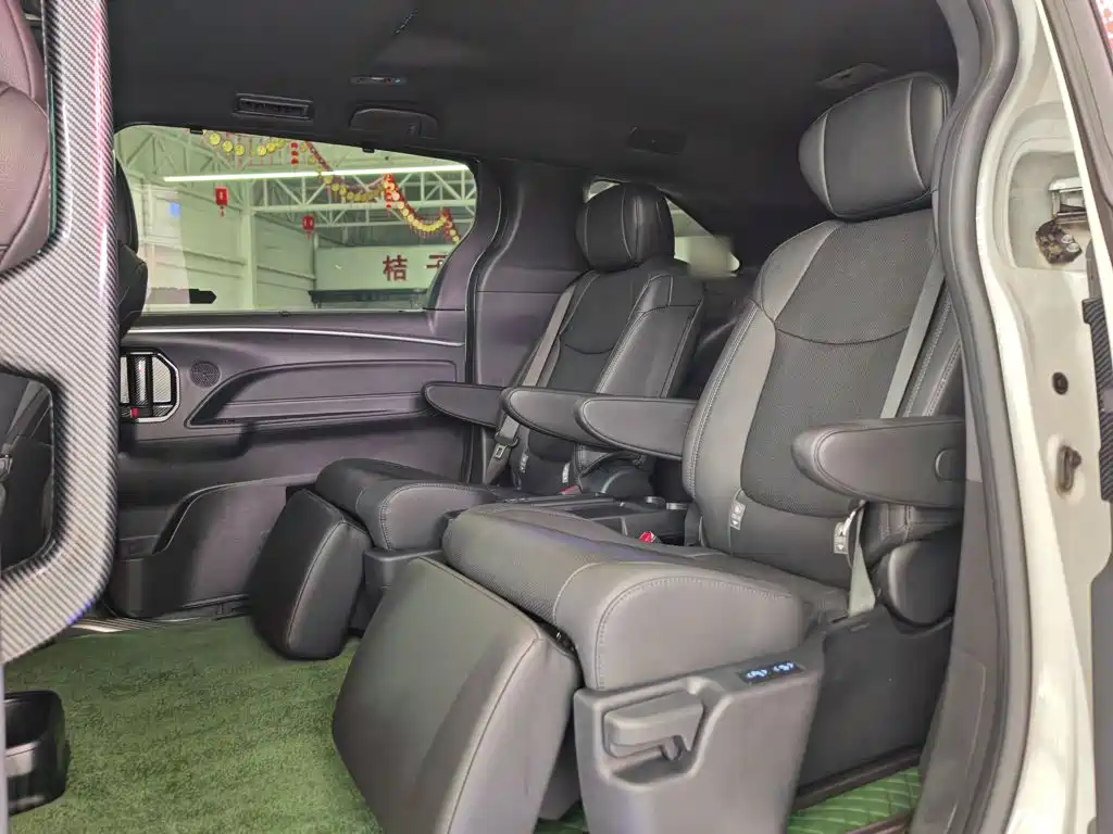 Toyota Sienna — миниатюра 18