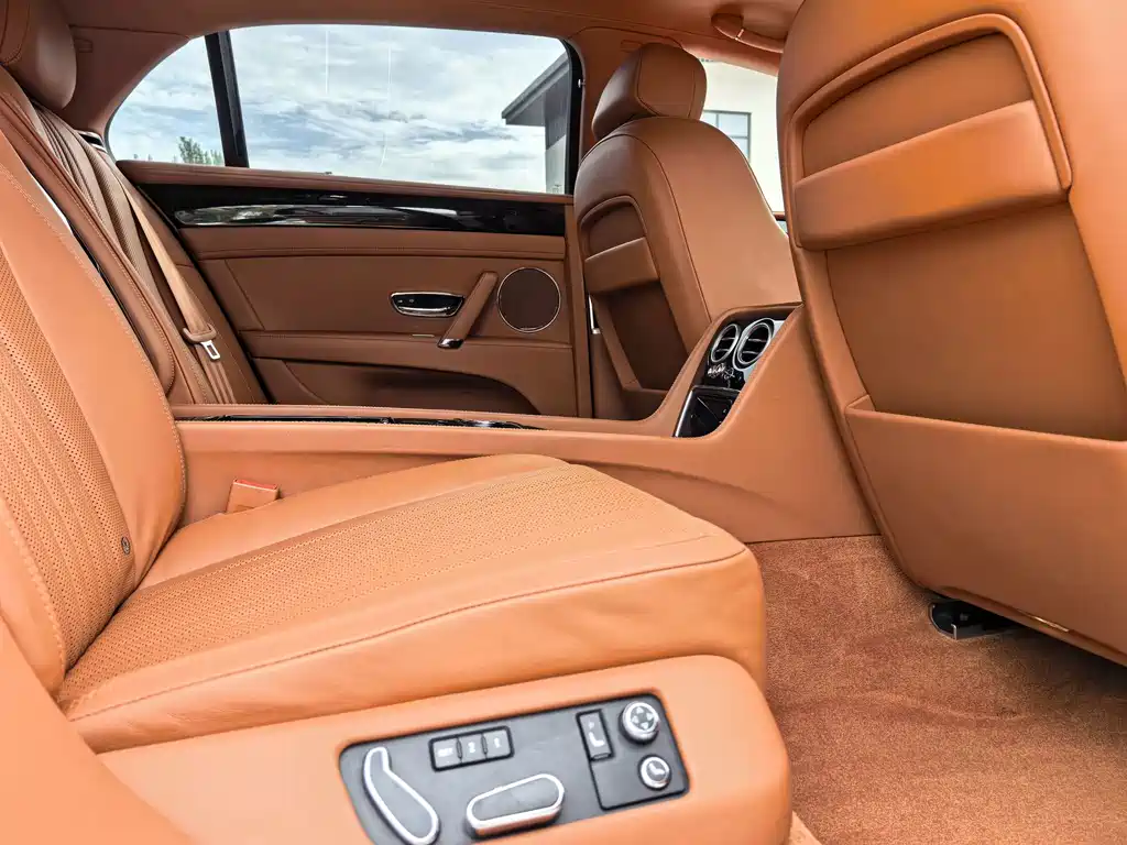 Bentley Flying Spur — миниатюра 8
