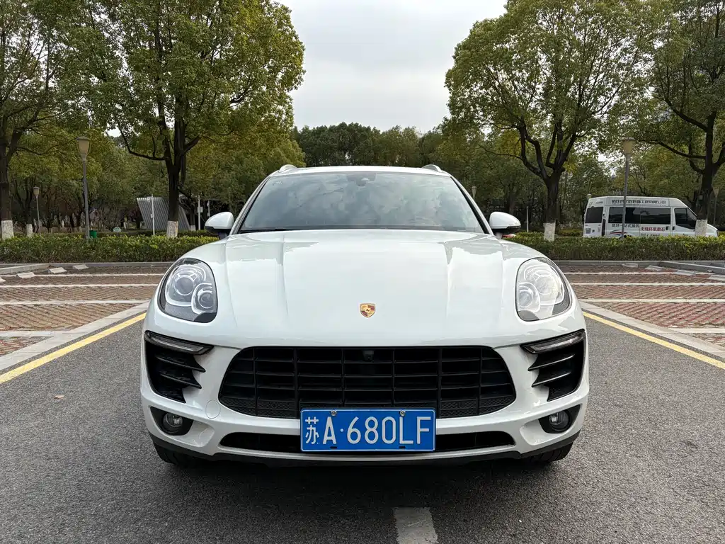 PORSCHE MACAN