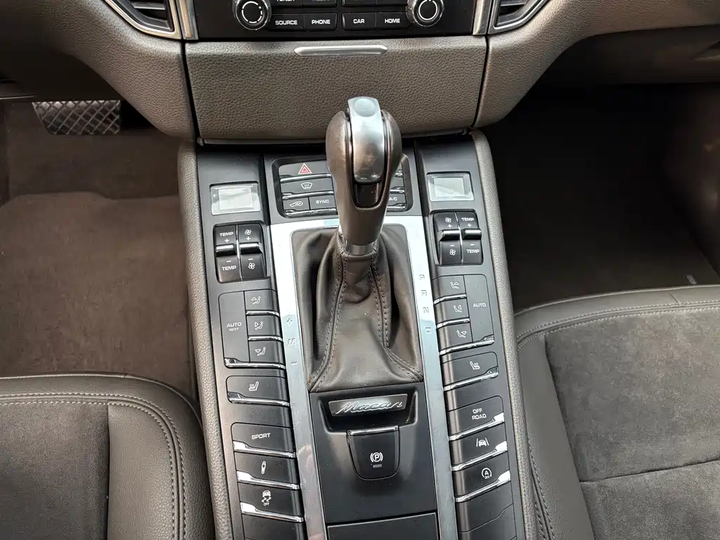 PORSCHE MACAN