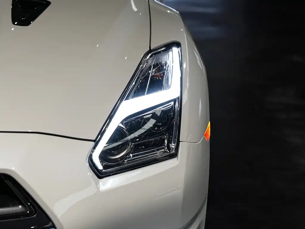 Nissan GT-R — миниатюра 5