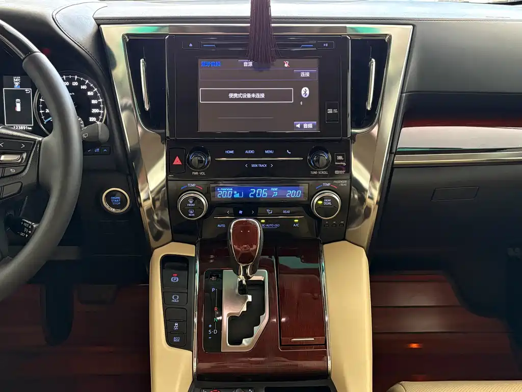 Toyota Alphard — миниатюра 13