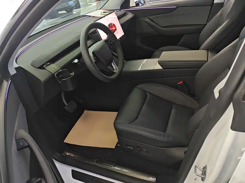 Tesla Model Y — миниатюра 15