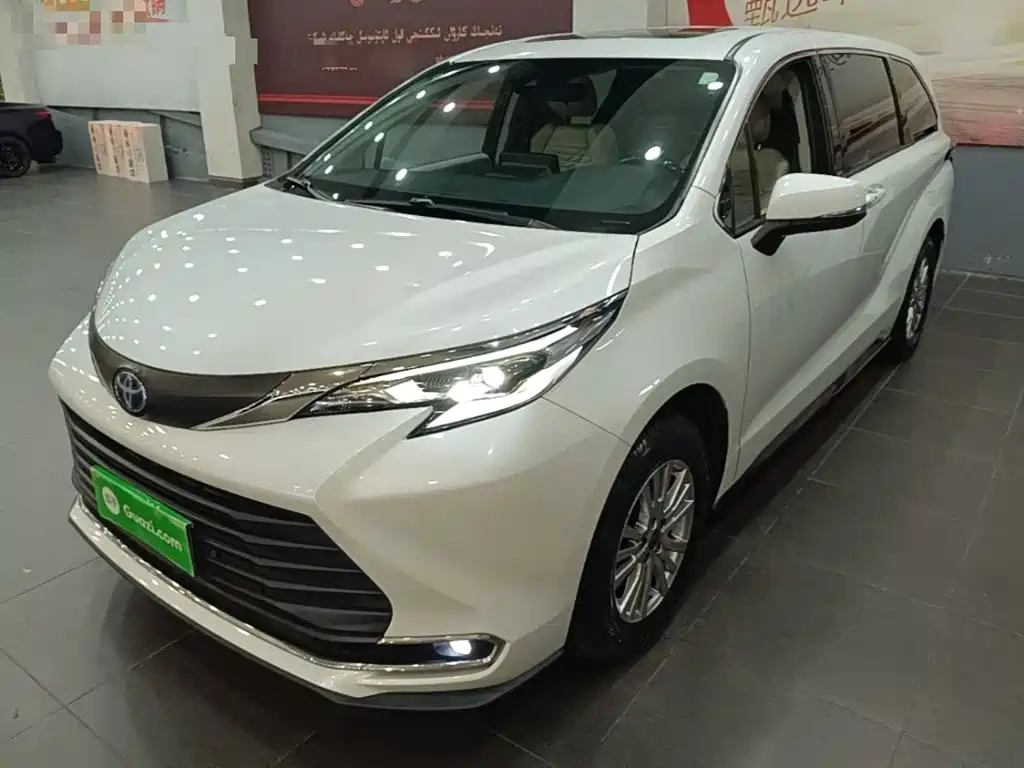 Toyota Sienna — миниатюра 2