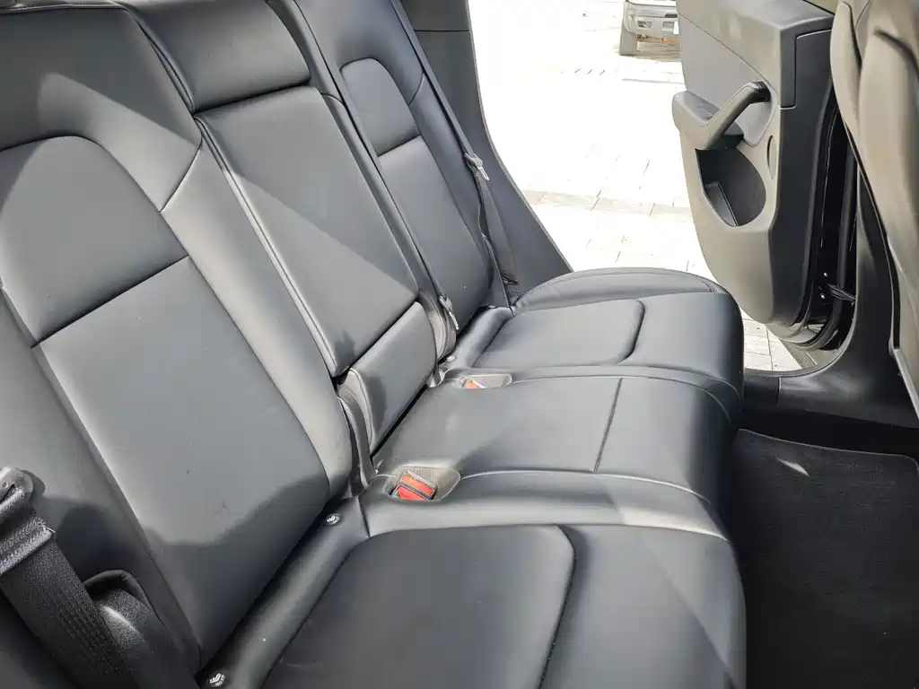 Tesla Model Y — миниатюра 12