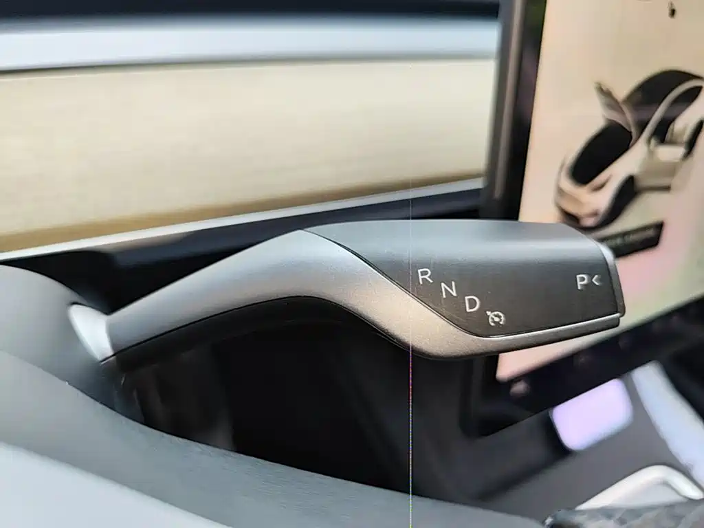 Tesla Model Y — миниатюра 14