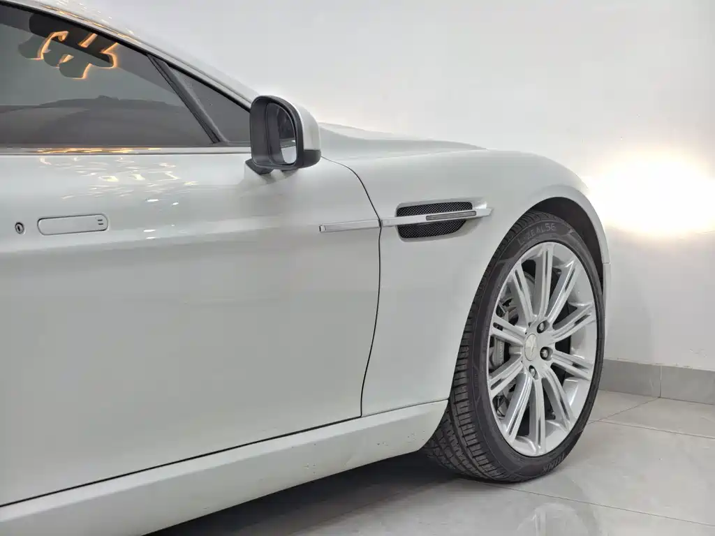 Aston Martin Rapide — миниатюра 13