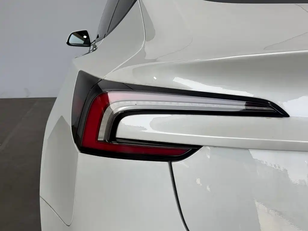 Tesla Model 3 — миниатюра 12