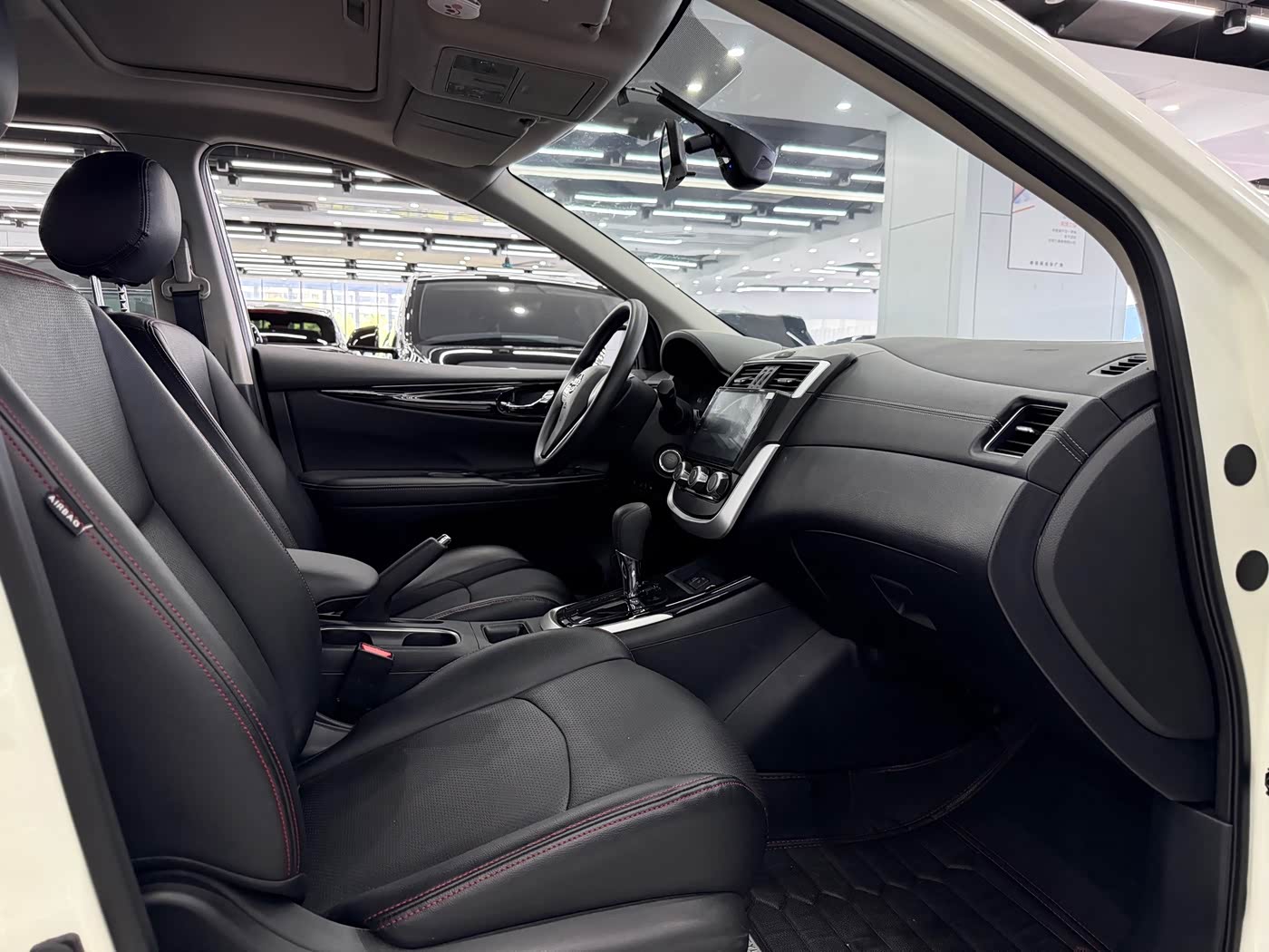 Nissan Tiida 1.6 л 2021 г. Белый, пробег 37000 км