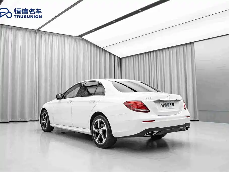 Mercedes-Benz E-Class — миниатюра 7