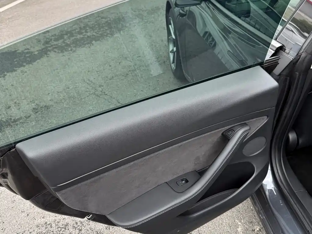 Tesla Model 3 — миниатюра 8