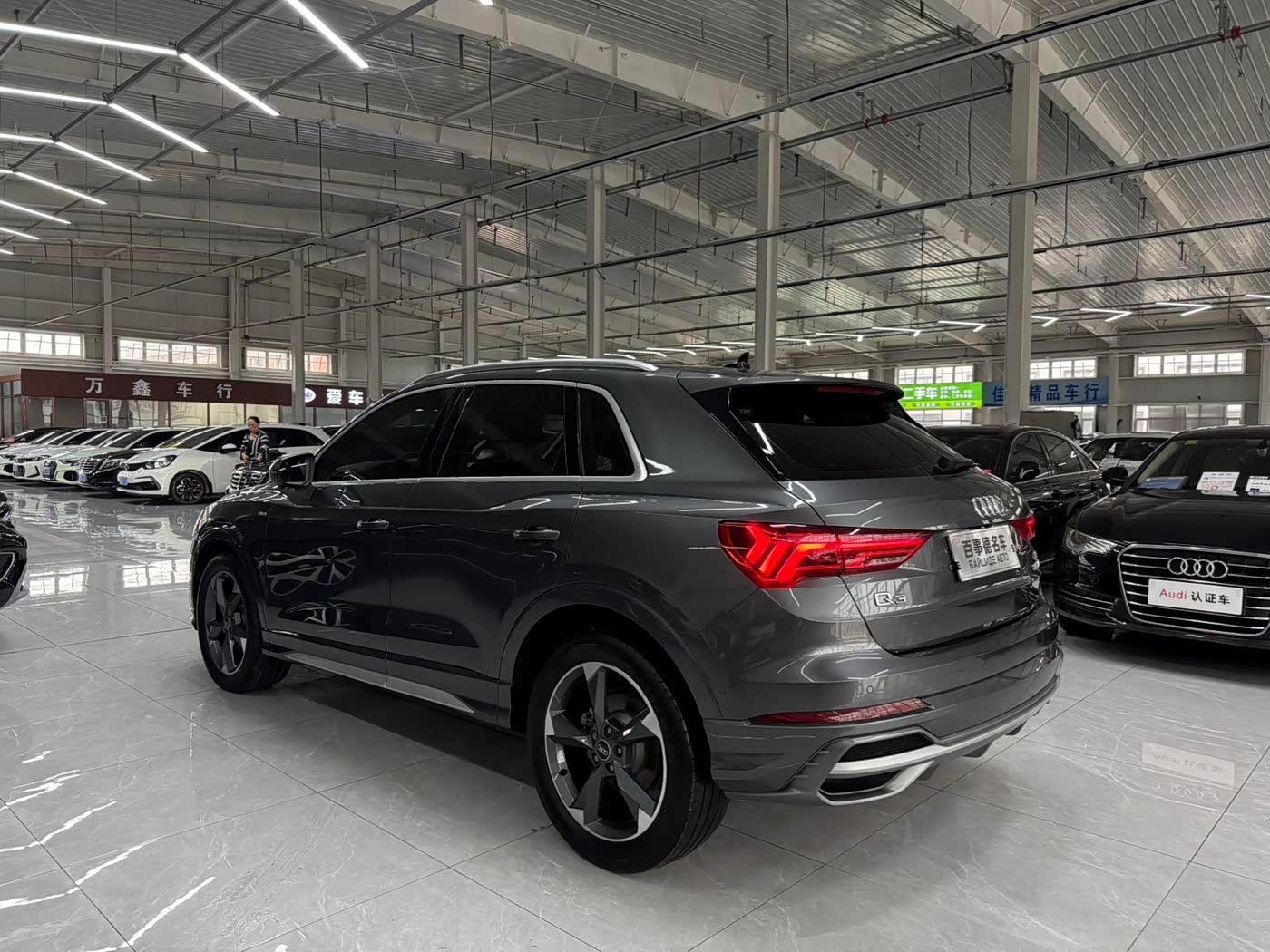 Audi Q3 1.4 л 2023 г. Серебристо-серый, пробег 32000 км