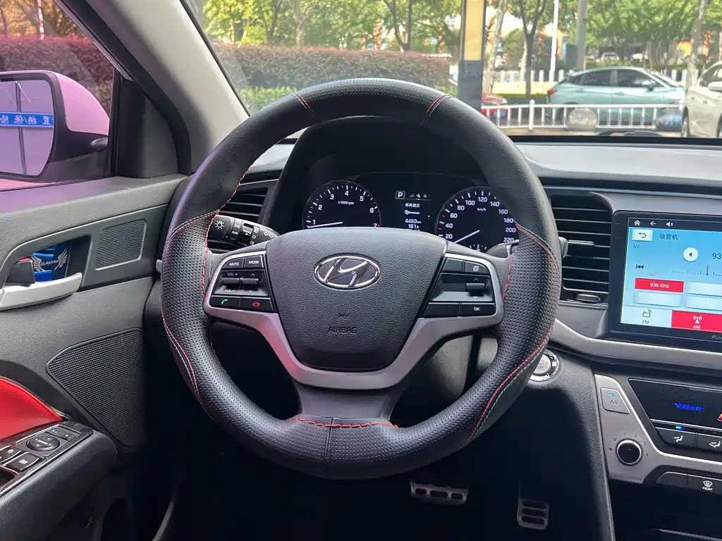 Hyundai Elantra — миниатюра 6