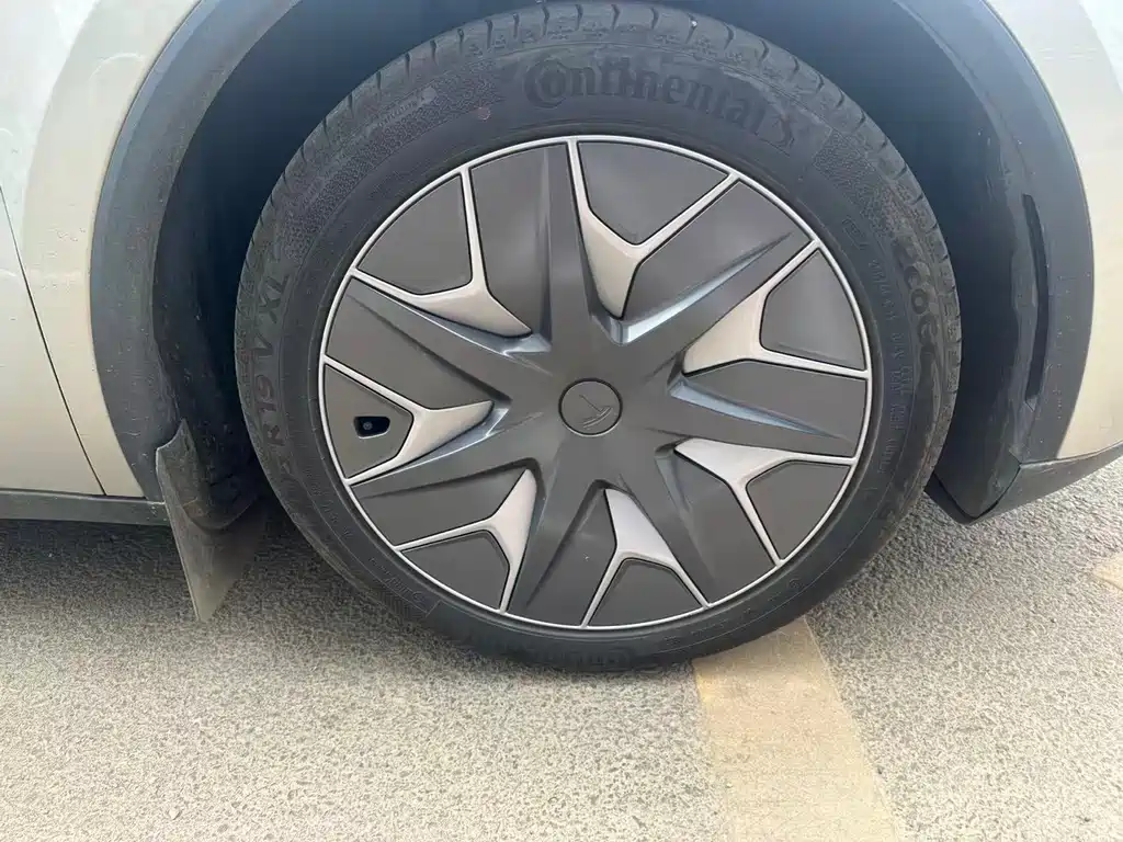 Tesla Model Y L — миниатюра 15