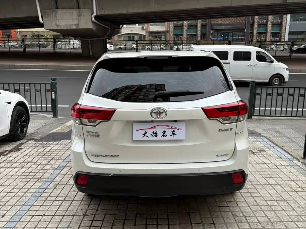 Toyota Highlander 2018 2.0T Luxury 7 мест V