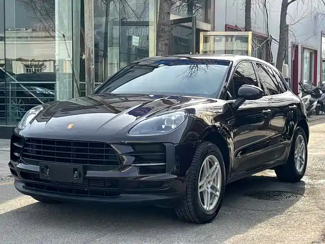 PORSCHE MACAN
