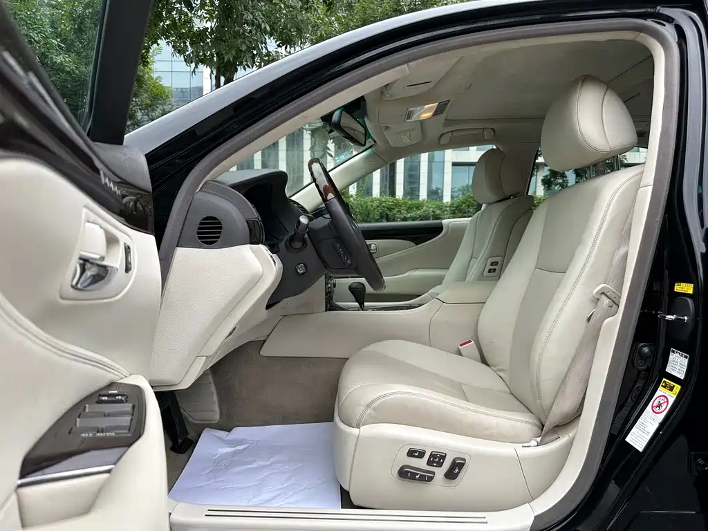 Lexus LS — миниатюра 8
