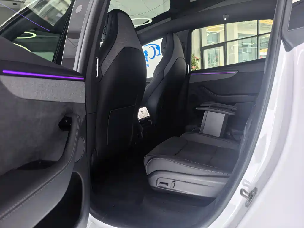 Tesla Model Y L — миниатюра 9