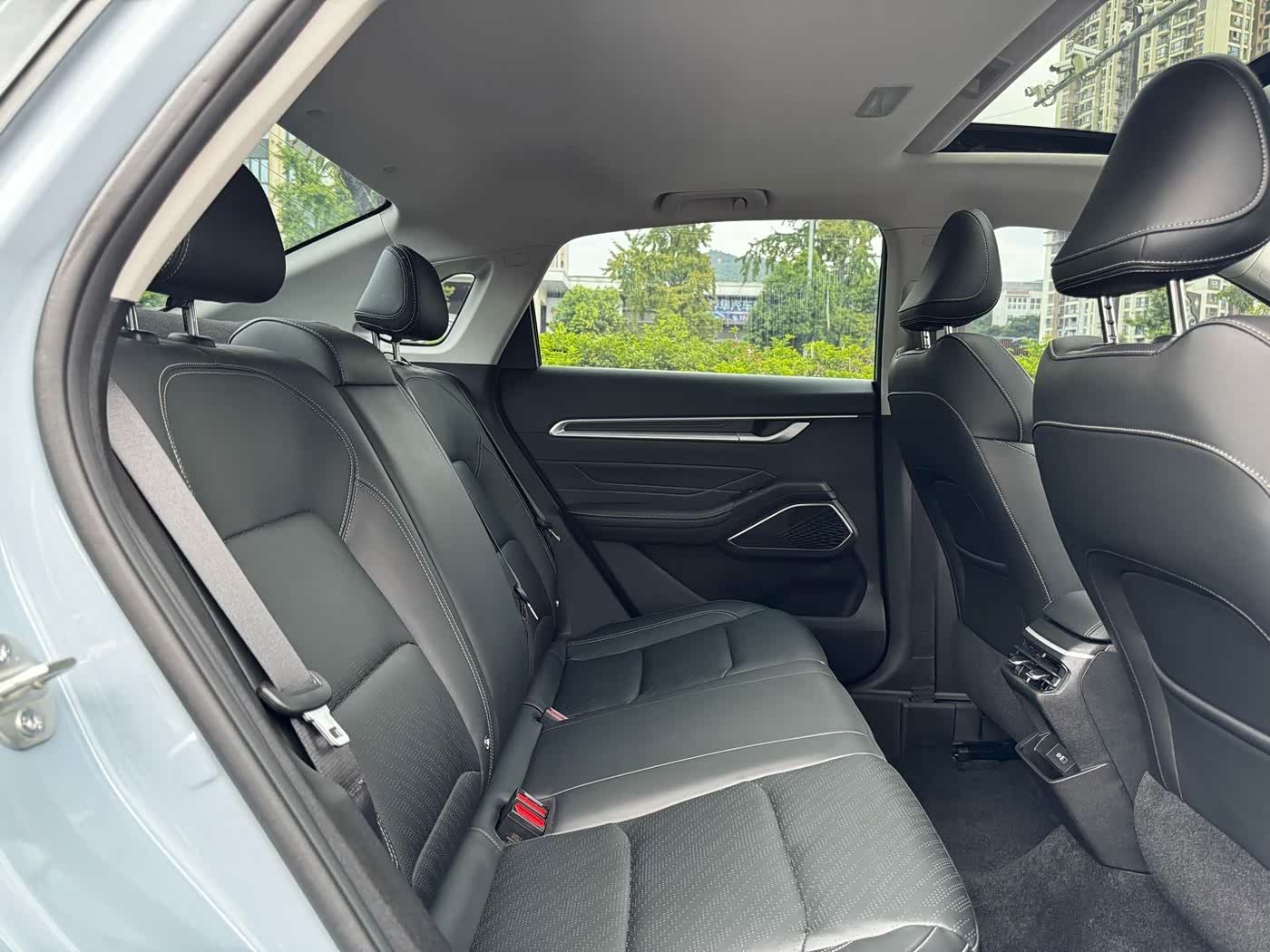 Geely Emgrand 1.5 л 2023 г. Серебристо-серый, пробег 50000 км