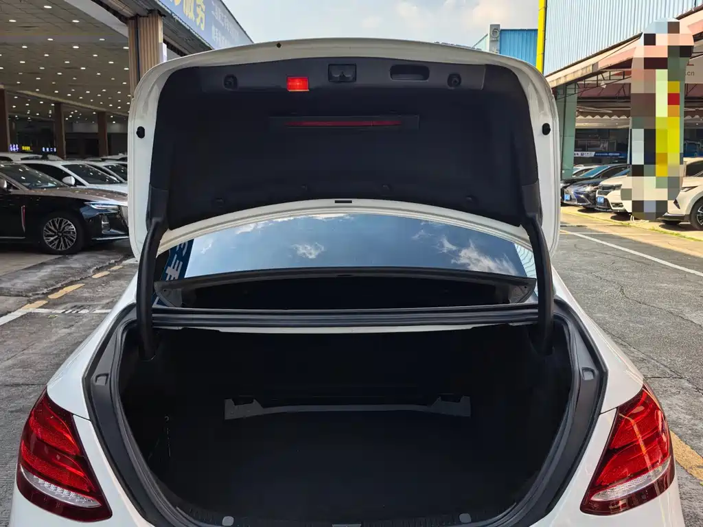 Mercedes-Benz E-Class — миниатюра 14