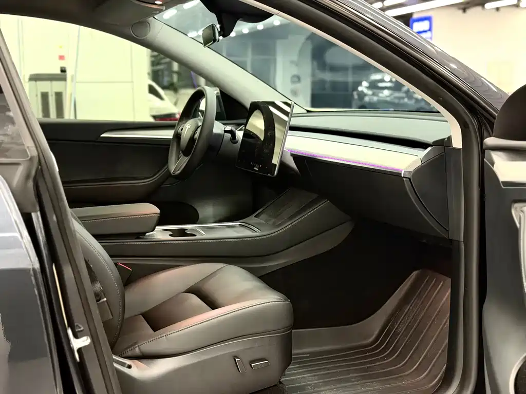 Tesla Model Y — миниатюра 9