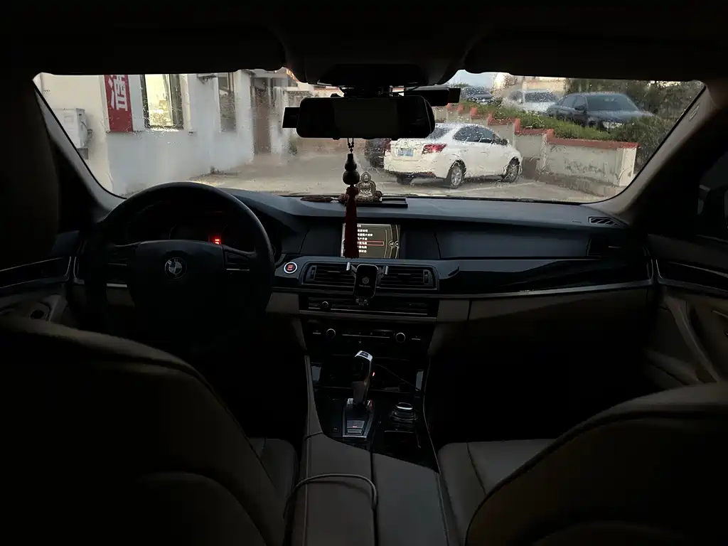 BMW 5 Series — миниатюра 12