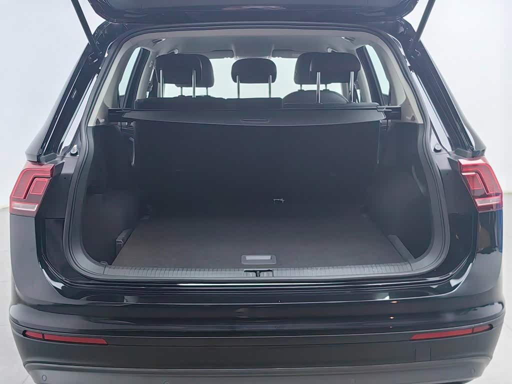 Volkswagen Tiguan L 1.4 л 2021 г. Чёрный, пробег 28700 км
