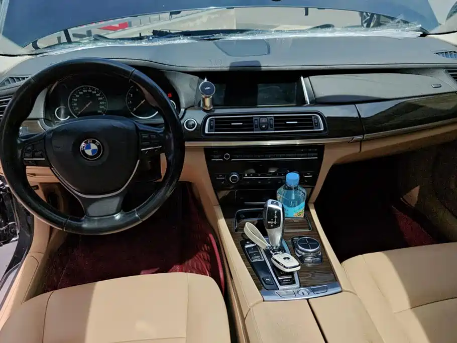BMW 7 Series — миниатюра 12