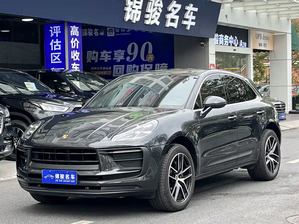 PORSCHE MACAN
