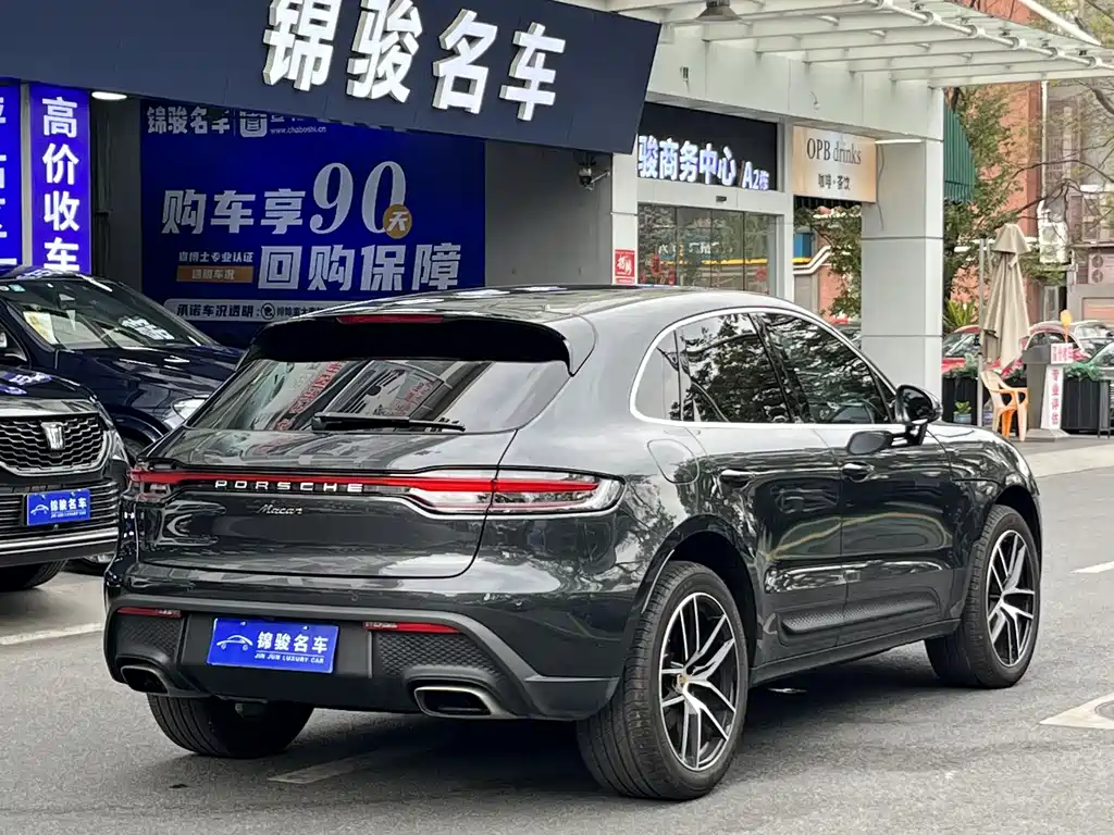 PORSCHE MACAN