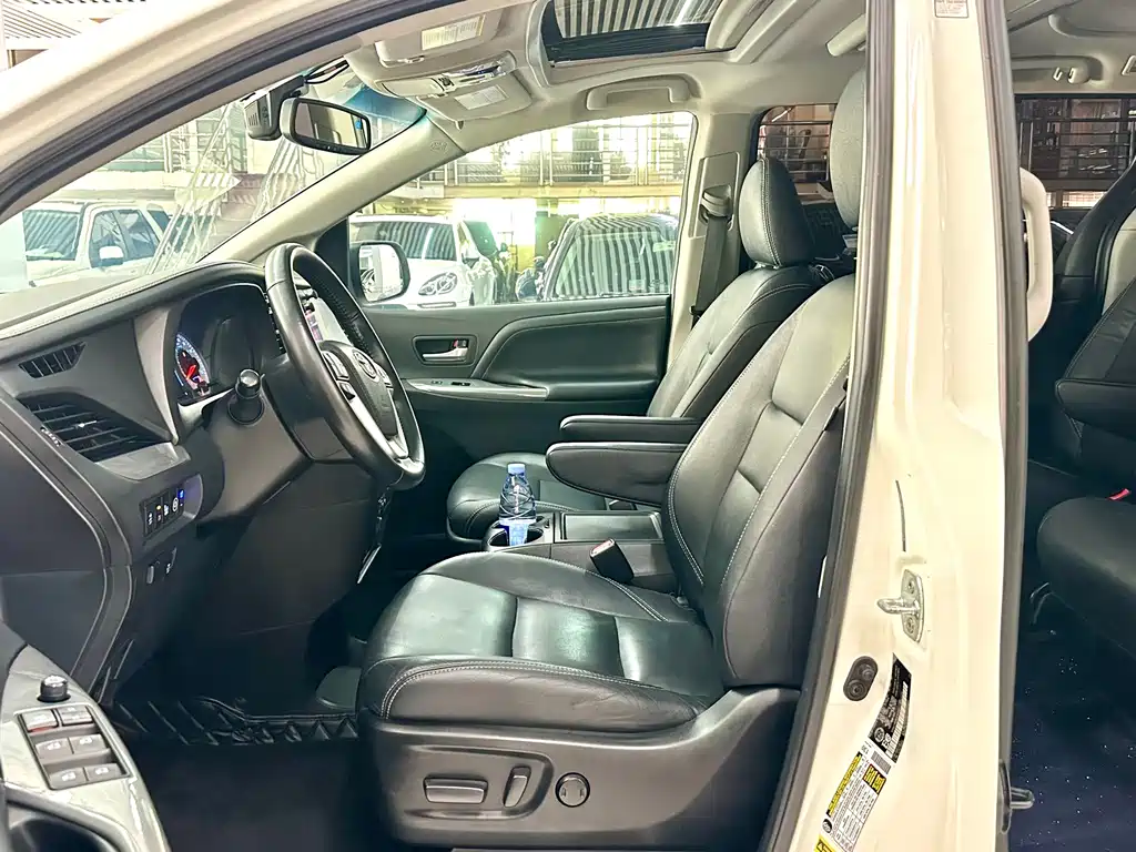 Toyota Sienna — миниатюра 16