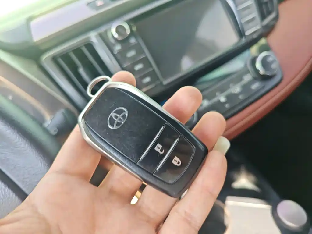 Toyota RAV4 — миниатюра 9