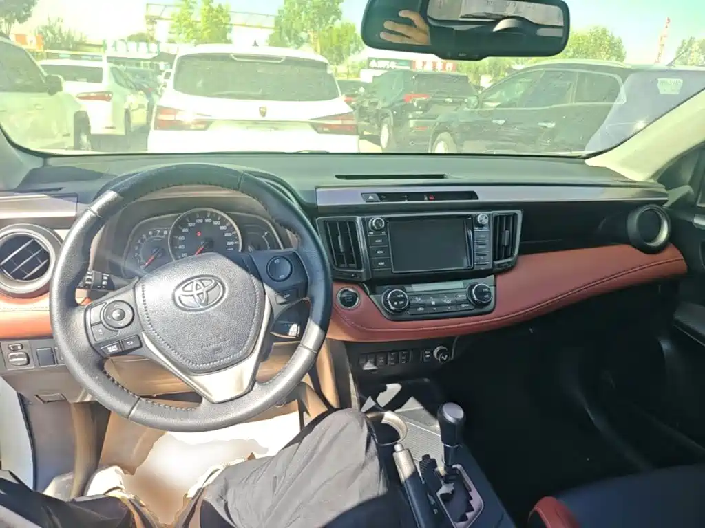 Toyota RAV4 — миниатюра 10