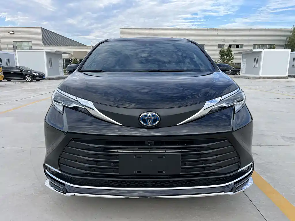 Toyota Sienna — миниатюра 2