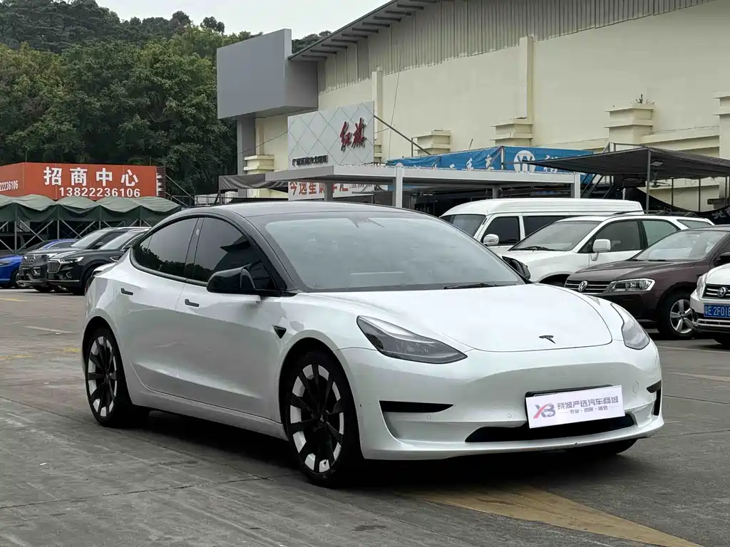 TESLA MODEL 3