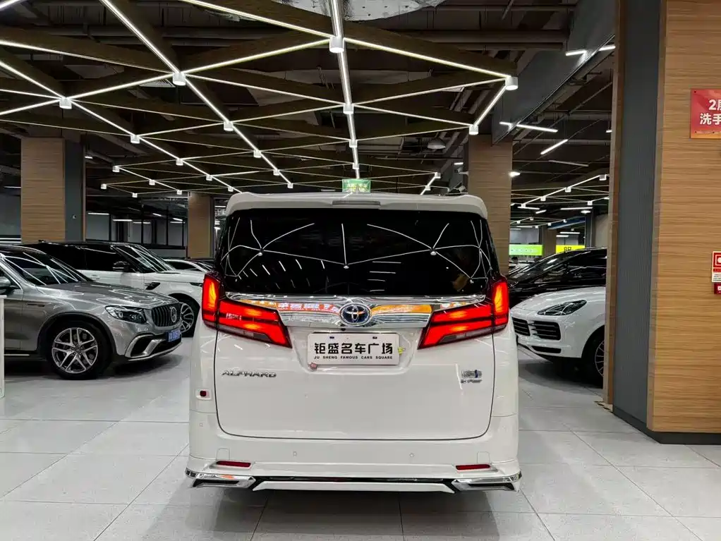 Toyota Alphard — миниатюра 4