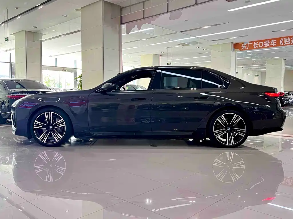BMW i7 — миниатюра 3