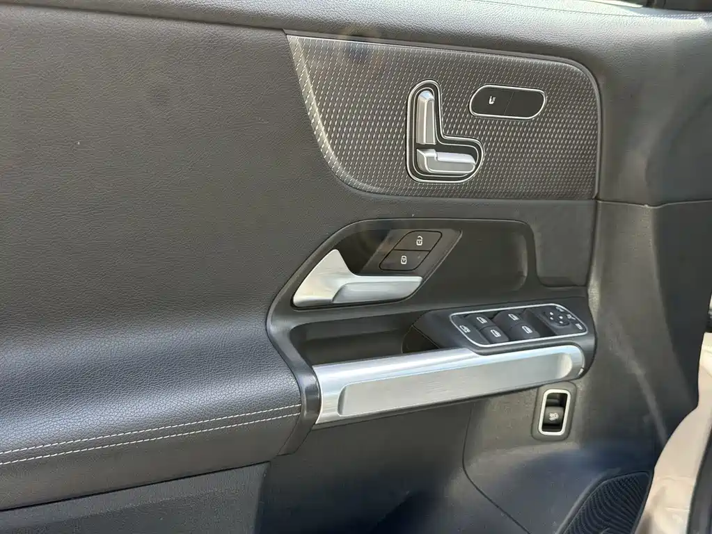 Mercedes-Benz EQB — миниатюра 12